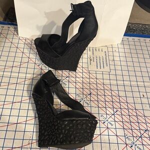 Rare 7” Jennifer Chou black on Black platform Wedge Sandals heels leather 8
